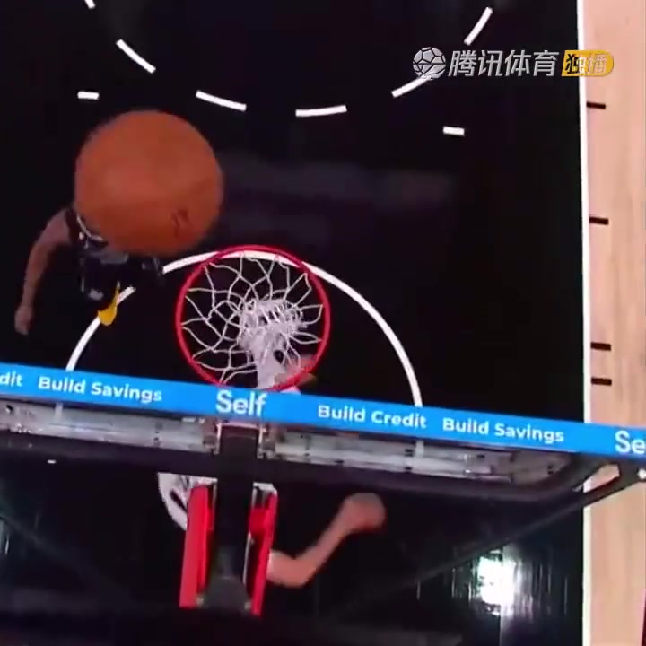 罕見(jiàn)一幕！努爾基奇拋投 球神奇停在籃板上沿 看呆凱爾登?。ㄅ瑺柣婕\）