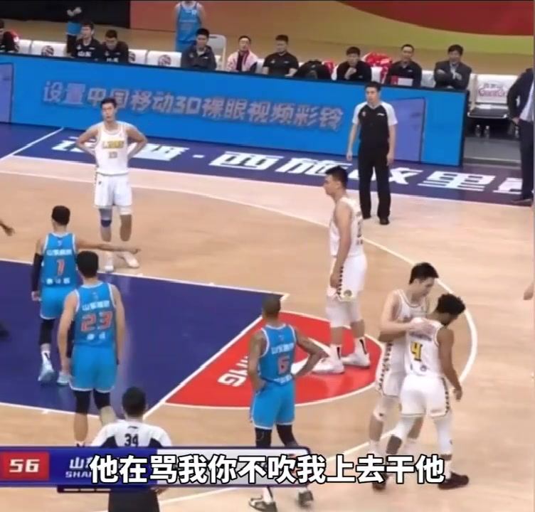 被庫(kù)克罵毛了？高詩(shī)巖對(duì)裁判說(shuō)：他再罵我你不吹，我就上去干他?。ǜ咴?shī)巖對(duì)新疆）